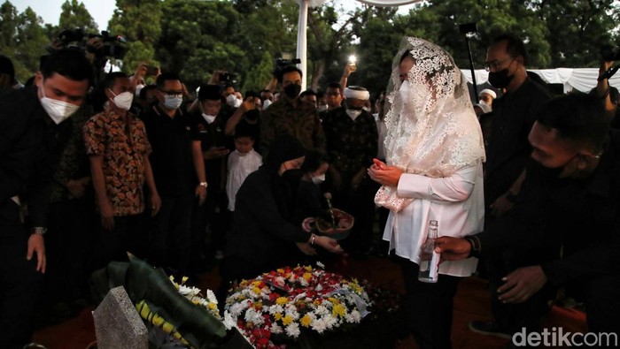 Momen Puan Maharani Tabur Bunga di Makam Tjahjo Kumolo Ketua DPR RI Puan Maharani melakukan tabur bunga di makam Tjahjo Kumolo. Tabur bunga ini juga diikuti oleh pihak keluarga.