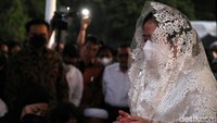 Puan tampil serta putih saat hadir di prosesi pemakaman Tjahjo Kumolo.