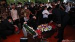 Momen Puan Maharani Tabur Bunga di Makam Tjahjo Kumolo