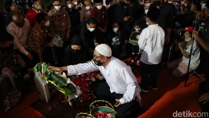 Ketua DPR RI Puan Maharani melakukan tabur bunga di makam Tjahjo Kumolo. Tabur bunga ini juga diikuti oleh pihak keluarga.