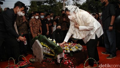 Momen Puan Maharani Tabur Bunga di Makam Tjahjo Kumolo