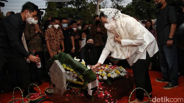 Ketua DPR RI Puan Maharani melakukan tabur bunga di makam Tjahjo Kumolo. Tabur bunga ini juga diikuti oleh pihak keluarga.