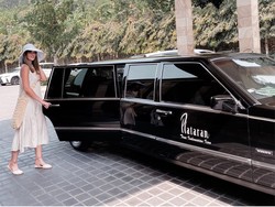 8 Momen Liburan Mewah Nia Ramadhani di Borobudur Tanpa Suami & Anak