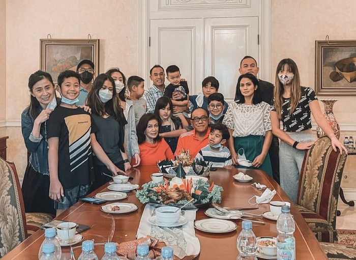 Nia Ramadhani Liburan dan Sarapan Mewah dengan Panorama Borobudur