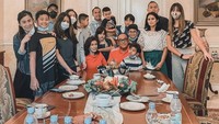 Terakhir ini momen akrab Nia rayakan ulang tahun sang ibu mertua dengan nasi tumpeng dan aneka lauk pauk di rumah mereka. Foto: Instagram @ramadhaniabakrie