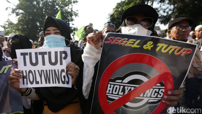 Massa Persaudaraan Alumni (PA) 212 hingga Front Persaudaraan Islam (FPI) melakukan aksi demonstrasi di depan Kantor Walikota Bekasi, Jawa Barat (1/7/2022). Mereka menuntut Holywings Forest Bekasi ditutup permanen.