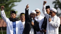 Salah satu orator dari atas mobil komando menyampaikan tuntutannya.
