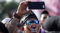 Selain berorasi, sebagian dari mereka tampak mengabadikan jalannya aksi unjuk rasa.