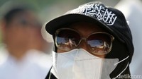 Massa aksi juga berteriak takbir hingga tahmid.
