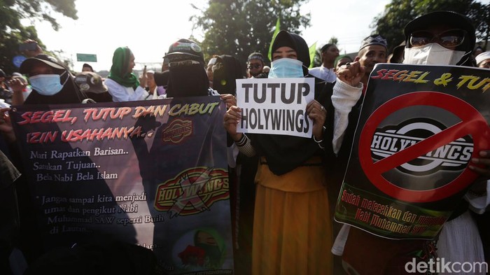PA 212-FPI Geruduk Balai Kota Bekasi Minta Holywings Ditutup Permanen Massa Persaudaraan Alumni (PA) 212 hingga Front Persaudaraan Islam (FPI) melakukan aksi demonstrasi di depan Kantor Walikota Bekasi, Jawa Barat (1/7/2022). Mereka menuntut Holywings Forest Bekasi ditutup permanen.