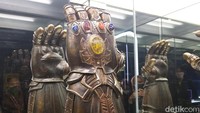 Ini adalah sarung tangan Thanos yang berisi Inifinity Gaunlet seberat 8 kilogram yang dipakai oleh sang aktor. Asli loh dari AS! Foto: Tia Agnes/ detikcom