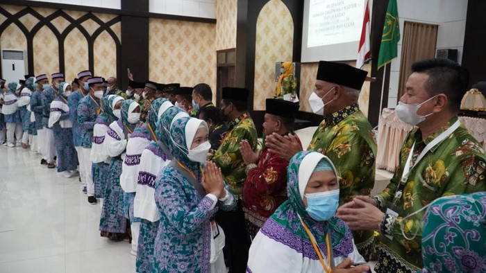 Pelepasan 322 calon jemaah haji asal Papua Barat ke tanah suci melalui embarkasi Makassar (Dok. Istimewa).