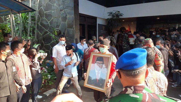 Pelepasan jenazah Tjahjo Kumolo dari rumah duka (Yogi-detikcom)