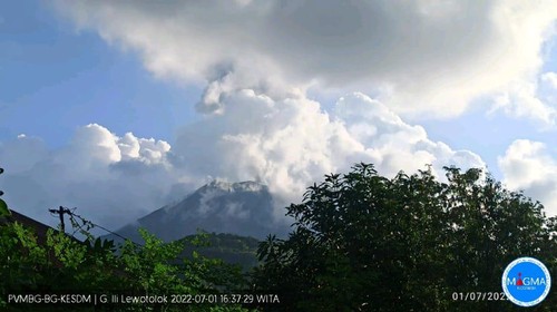 Pemantaun erupsi Gunung Ili Lewotolok di Nusa Tenggara Timur