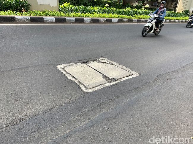 Penutup gorong-gorong tidak rata di Jl Gatsu, Pancoran arah Jl Kapten P Tendean, Jakarta Selatan, 1 Juli 2022. (Muli Budi/detikcom)