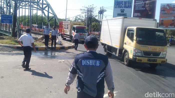Petugas Dishub memantau Jembatan Trisula Blitar