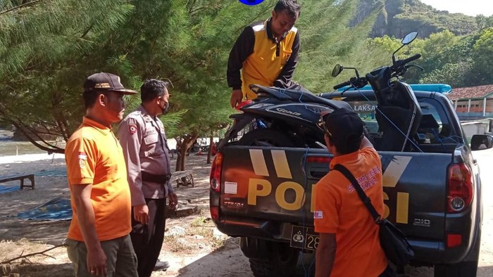 Petugas mengamankan motor yang ditemukan tak bertuan di Pantai Siung, Gunungkidul, Jumat (1/7/2022).