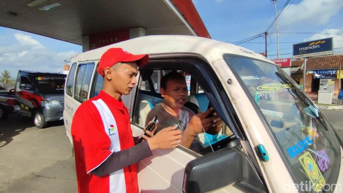 Petugas SPBU saat memberi sosialisasi ke sopir angkot