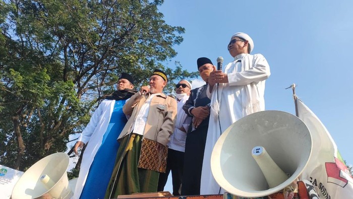 Plt Wali Kota Bekasi Tri Adhianto (memakai baju koko warna hitam) berdiri di atas mobil komando massa PA 212 yang demo tuntut Holywings Bekasi ditutup.