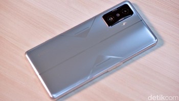 Untuk pendingin Snapdragon 8 Gen 1, Xiaomi memakai LiquidCool Technology 3.0, yang punya vapor chamber berukuran 4.860 mm2, yang dijanjikan bisa meredam panas dari SoC tersebut. Foto: Adi Fida Rahman/detikINET