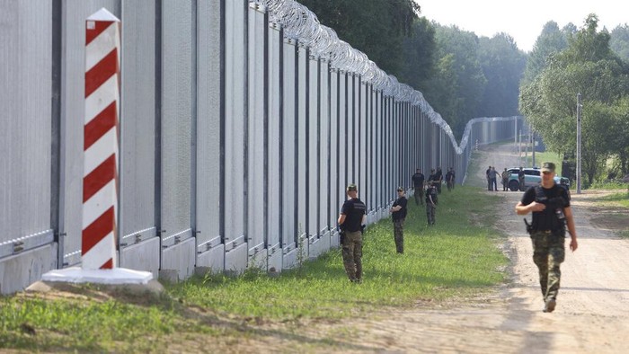 Polandia Bangun Tembok Baja di Perbatasan Belarusia Polish prime minister, Mateusz Morawiecki, speaks to media during a press conference in the area of a newly built metal wall on the border between Poland and Belarus, near Kuznice, Poland, Thursday, June 30, 2022. A year after migrants started crossing into the European Union from Belarus to Poland, Polish Prime Minister Mateusz Morawiecki and top security officials visited the border area on Thursday to mark the completion of a new steel wall. (AP Photo/Michal Dyjuk)