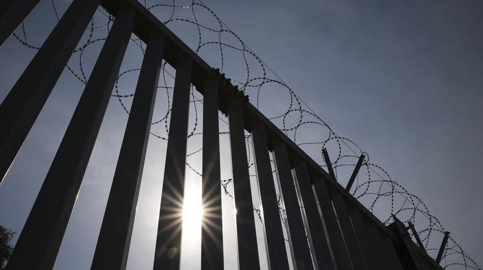 Polandia Bangun Tembok Baja di Perbatasan Belarusia Polish prime minister, Mateusz Morawiecki, speaks to media during a press conference in the area of a newly built metal wall on the border between Poland and Belarus, near Kuznice, Poland, Thursday, June 30, 2022. A year after migrants started crossing into the European Union from Belarus to Poland, Polish Prime Minister Mateusz Morawiecki and top security officials visited the border area on Thursday to mark the completion of a new steel wall. (AP Photo/Michal Dyjuk)
