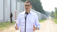 Perdana Menteri Mateusz Morawiecki dan pejabat tinggi keamanan mengunjungi daerah perbatasan pada hari Kamis (30/6/2022) untuk menandai selesainya tembok baja baru setinggi 5,5 meter.  