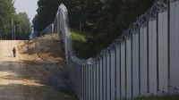 Polandia telah menyelesaikan pembangunan tembok perbatasan baru sepanjang 186 kilometer dalam upaya untuk mencegah migran masuk dari Belarus.  