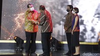 Anugerah itu diserahkan oleh Chairman CT Corp Chairul Tanjung dan diterima oleh anak Jenderal Hoegeng, Aditya Soetanto Hoegeng; dan cucu Jenderal Hoegeng, Krisnadi Ramajaya Hoegeng.