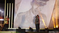 Siang ini dalam rangka hari ulang tahun Polri, detikcom beserta seluruh jajaran detik Network dengan bangga memberikan penghargaan tertinggi kepada Jenderal almarhum (Purnawirawan) Hoegeng Iman Santoso sebagai bukti bahwa ada insan polisi yang bisa menjadi teladan dan contoh bagi kita semua. Dengan bangga detik Network mempersembahkan anugerah tertinggi ini kepada almarhum Jenderal Polisi Hoegeng yang akan diterima oleh keluarga beliau, tutur CT saat memberikan anugerah.