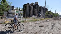Apartemen itu hancur imbas dari serangan Rusia ke Kota Sievierodonetsk, Ukraina.