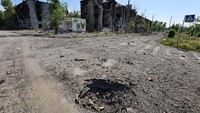 Dinding dan atap apartemen hancur akibat invasi Rusia ke Ukraina.