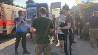 Tentara Ukraina berdiri di samping ambulans saat Ukraina melakukan pertukaran tahanan.