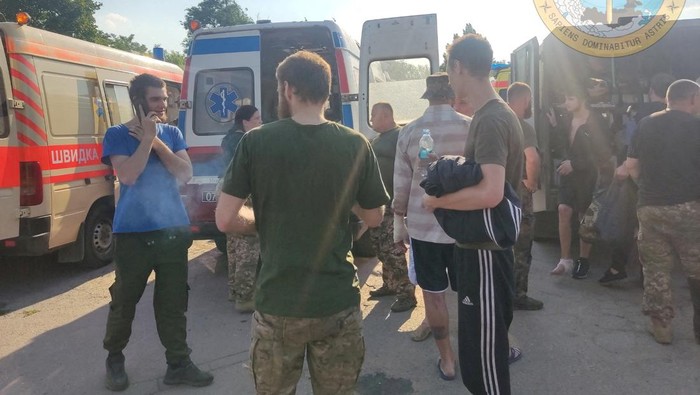 Potret Pembebasan 144 Tahanan Perang Ukraina oleh Rusia A man with a white flag walks along the road during an exchange of prisoners, as Russia's attack on Ukraine continues, at a location given as Zaporizhzhia region, Ukraine, in this handout photo released on June 29, 2022. Courtesy of Ukraine's Military Intelligence/Handout via REUTERS THIS IMAGE HAS BEEN SUPPLIED BY A THIRD PARTY. MANDATORY CREDIT. DO NOT OBSCURE LOGO. TPX IMAGES OF THE DAY