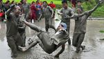 Potret Petani Nepal Asyik Main Lumpur Saat Hari Padi Nasional