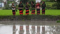 Sejumlah petani bersiap menanam bibit padi di sawah selama Hari Padi Nasional di desa Tokha di pinggiran Kathmandu, Nepal, Rabu, (29/6/2022).