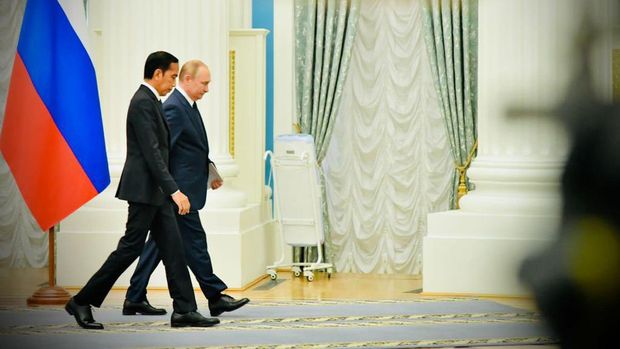 Presiden Rusia Vladimir Putin dan Presiden Indonesia Joko Widodo menghadiri konferensi pers di Kremlin di Moskow pada 30 Juni 2022. (Dok: Biro Pers Sekretariat Presiden)