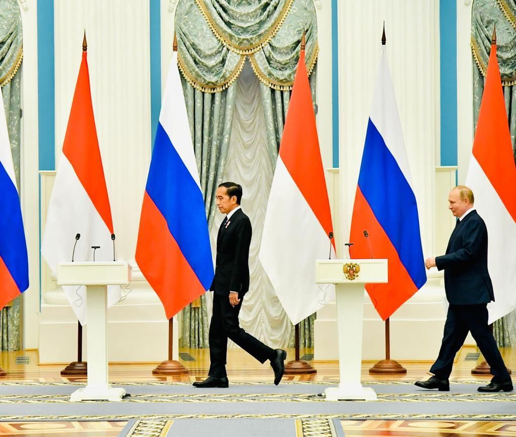 Presiden Rusia Vladimir Putin dan Presiden Indonesia Joko Widodo menghadiri konferensi pers di Kremlin di Moskow pada 30 Juni 2022. (Dok: Biro Pers Sekretariat Presiden)