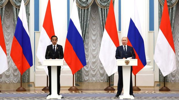 MOSCOW, RUSSIA - JUNE 30:  (RUSSIA OUT) Russian President Vladimir Putin (R) and Indonesian President Joko Widodo (L) attend a joint statement during their talks at the Kremlin on June 30, 2022 in Moscow, Russia. Indonesian President and current Chairman of G20 Widodo is visiting Ukraine and Russia this week. (Photo by Contributor/Getty Images)