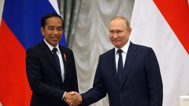 Presiden Rusia Vladimir Putin dan Presiden Indonesia Joko Widodo menghadiri konferensi pers di Kremlin di Moskow pada 30 Juni 2022. (POOL/AFP via Getty Images/ALEXANDER ZEMLIANICHENKO)