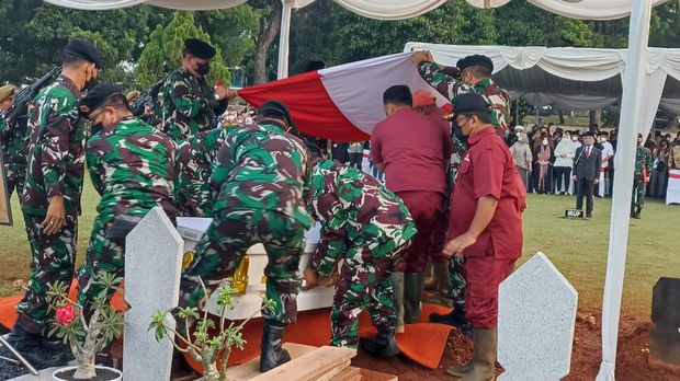 Prosesi pemakaman Tjahjo Kumolo di TMP Kalibata