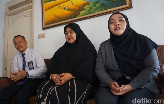 Psikolog WCC Mojokerto (tengah) dan Tim Kuasa Hukum Korban