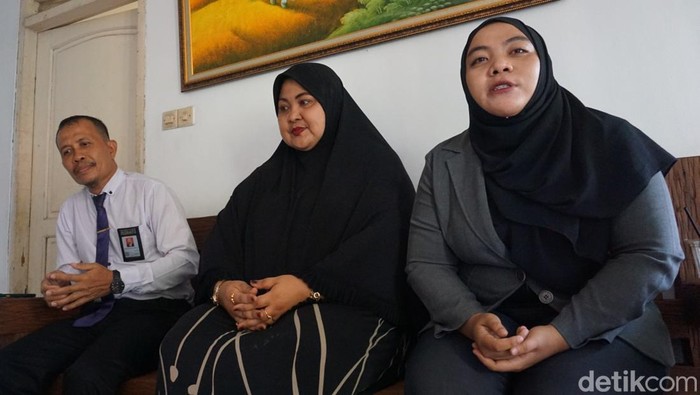 Psikolog WCC Mojokerto (tengah) dan Tim Kuasa Hukum Korban