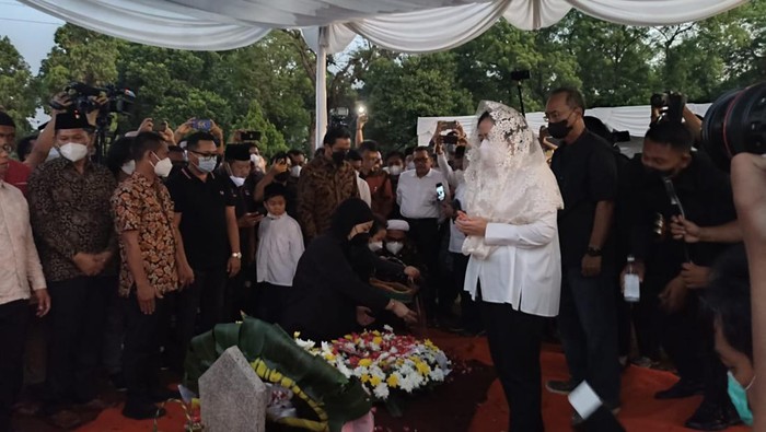 Puan Maharani berdoa di samping makam Tjahjo Kumolo, di TMP Kalibata, Jaksel, Jumat (1/7/2022).