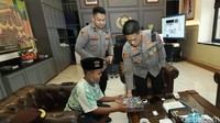 Rangga Supriadi mendapat hadiah dari Kapolrestabes Surabaya, Kombes Akhmad Yusep GunawanFoto: Deny Prastyo Utomo/detikJatim
