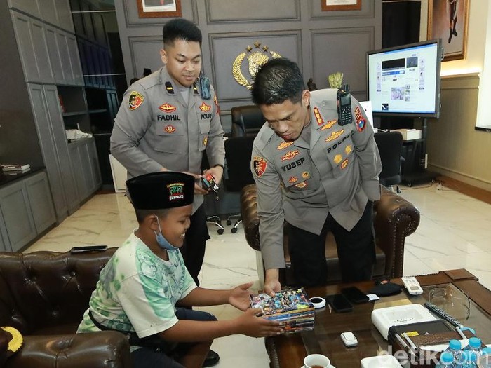 Kegigihan Rangga Supriadi mendapat apresiasi dari Polisi Surabaya. Bocah penjual donat ini diberi sepeda oleh Kapolrestabes Surabaya, Kombes Akhmad Yusep Gunawan.
