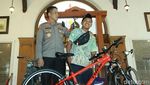 Senyum Rangga Berseri-seri Saat Dapat Sepeda dari Polisi