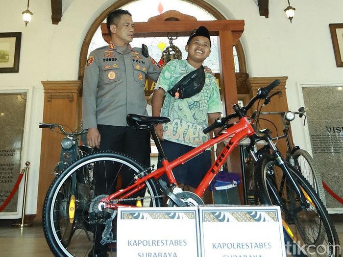 Kegigihan Rangga Supriadi mendapat apresiasi dari Polisi Surabaya. Bocah penjual donat ini diberi sepeda oleh Kapolrestabes Surabaya, Kombes Akhmad Yusep Gunawan.