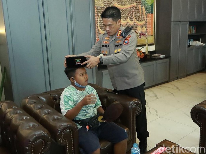 Kegigihan Rangga Supriadi mendapat apresiasi dari Polisi Surabaya. Bocah penjual donat ini diberi sepeda oleh Kapolrestabes Surabaya, Kombes Akhmad Yusep Gunawan.