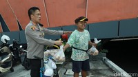 Rangga Supriadi saat dihampiri oleh Kapolrestabes Surabaya, Kombes Akhmad Yusep GunawanFoto: Deny Prastyo Utomo/detikJatim